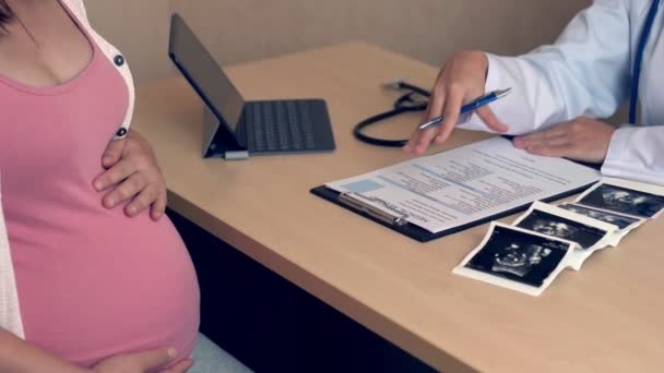 Hastanede hamile kadın ve jinekolog. — Stok video