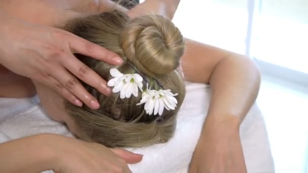 Mulher recebe massagem no pescoço e na cabeça e no spa de luxo — Vídeo de Stock