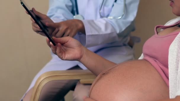 Mujer embarazada y médico ginecólogo en el hospital — Vídeo de stock