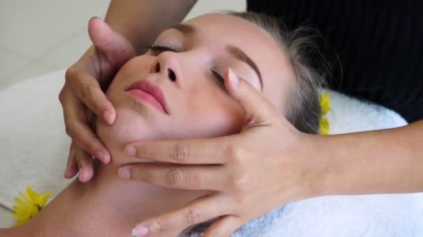 Femeia devine masaj facial și cap în spa de lux . — Videoclip de stoc