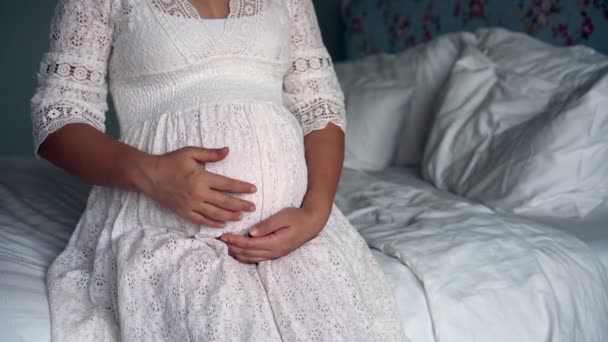 Lycklig gravid kvinna och väntar barn hemma. — Stockvideo