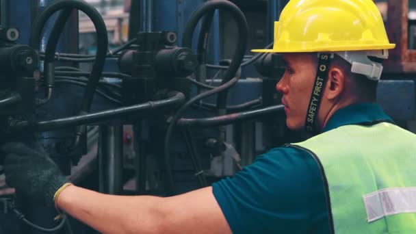 Trabajador de fábrica inteligente usando máquina en taller de fábrica — Vídeos de Stock