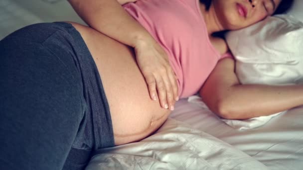 快乐的孕妇和在家等孩子. — 图库视频影像