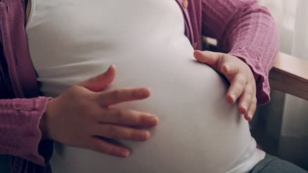 Lycklig gravid kvinna och väntar barn hemma. — Stockvideo