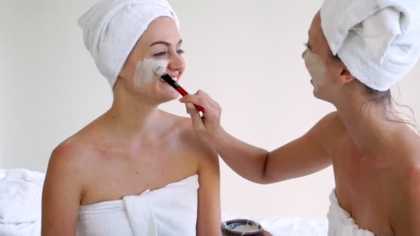 Hermosa mujer teniendo un tratamiento facial en el spa. — Vídeos de Stock