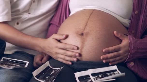 Gravida par känner kärlek och koppla av hemma. — Stockvideo