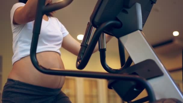 Exercice actif pour femme enceinte dans un centre de fitness. — Video