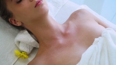 Kadın lüks kaplıcalarda yüz ve kafa masajı yaptırıyor..