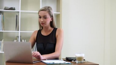 Modern ofiste çalışan sarışın bir iş kadını..