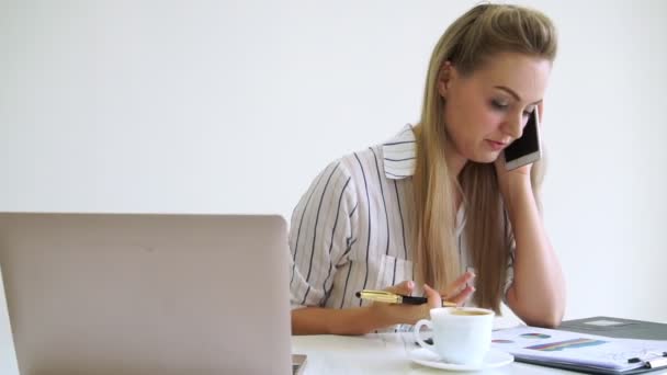 Blond affärskvinna på modernt kontor. — Stockvideo