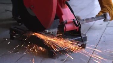 Profesyonel tamirci çelik metali kesiyor..