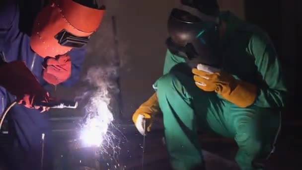 Soldador de metal que trabaja con máquina de soldadura por arco — Vídeos de Stock