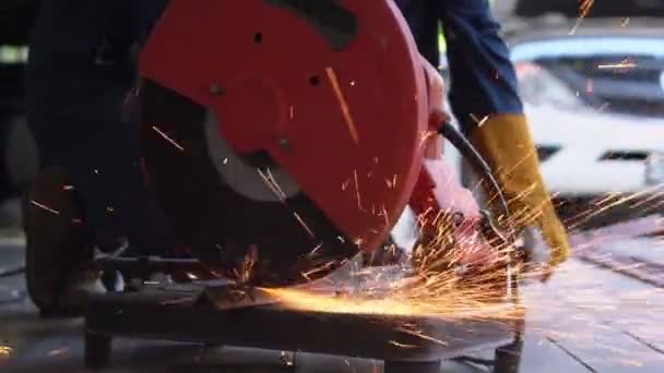 Meccanico professionista sta tagliando il metallo d'acciaio. — Video Stock