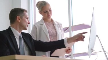 İki iş adamı ofiste proje stratejisi hakkında konuşuyor