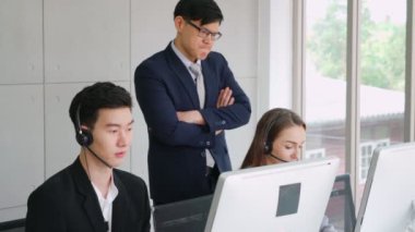 Ofiste çalışan kulaklık takan iş adamları.