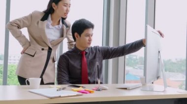 İki iş adamı ofiste proje stratejisi hakkında konuşuyor