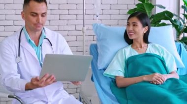 Profesyonel üniformalı doktor hastanedeki hastayı muayene ediyor.