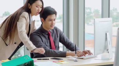 İki iş adamı ofiste proje stratejisi hakkında konuşuyor