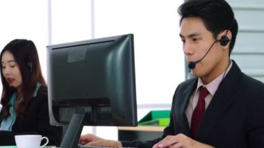 Ofiste çalışan kulaklık takan iş adamları.