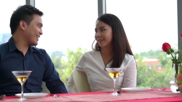 Heureux couple romantique déjeuner au restaurant — Video