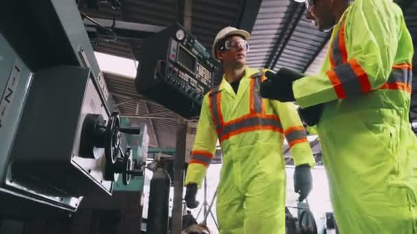 A gyári műhelyben gépi berendezéseket használó gyári dolgozók csoportja — Stock videók