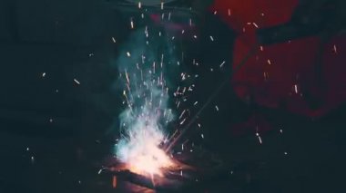 Yay kaynak makinesiyle çalışan metal kaynakçı