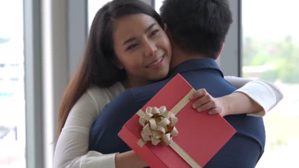 Романтична пара дарує подарунок коханцеві в ресторані — стокове відео