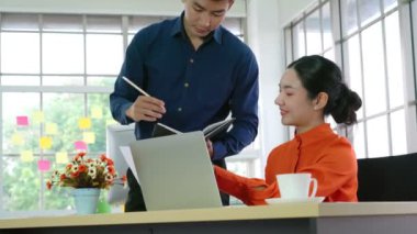 İki iş adamı ofiste proje stratejisi hakkında konuşuyor