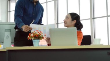 İki iş adamı ofiste proje stratejisi hakkında konuşuyor