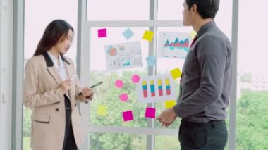 İş adamları proje planlama kurulunda çalışıyor