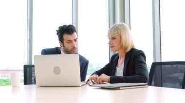 İki iş adamı ofiste proje stratejisi hakkında konuşuyor