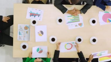 İş adamları grup toplantısı yukarıdan çekiliyor