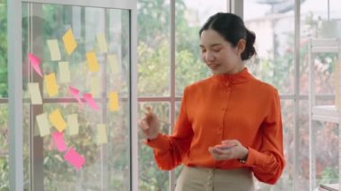 İş adamları proje planlama kurulunda çalışıyor