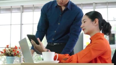 İki iş adamı ofiste proje stratejisi hakkında konuşuyor