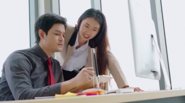 İki iş adamı ofiste proje stratejisi hakkında konuşuyor