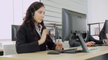 Ofiste çalışan kulaklık takan iş adamları.