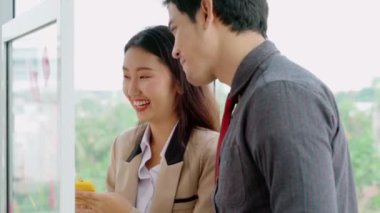 İş adamları proje planlama kurulunda çalışıyor