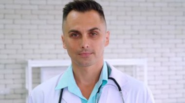 Hastanede çalışan profesyonel üniformalı bir doktor.