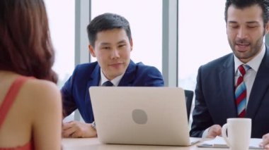 Yöneticiyle iş görüşmesinde iş arayan