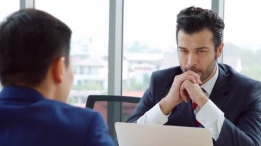 Yöneticiyle iş görüşmesinde iş arayan