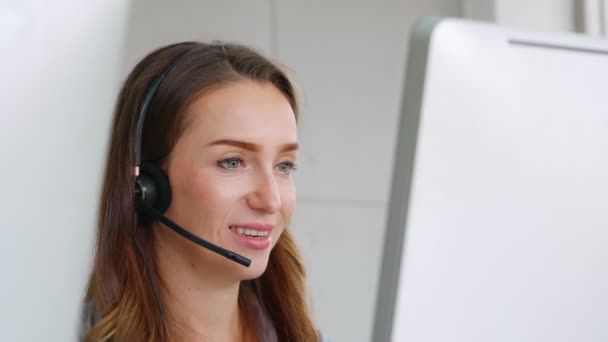 Gente de negocios con auriculares trabajando en la oficina — Vídeos de Stock