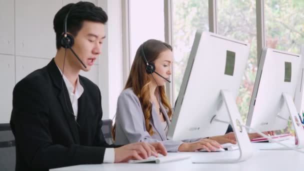 Gente de negocios con auriculares trabajando en la oficina — Vídeos de Stock