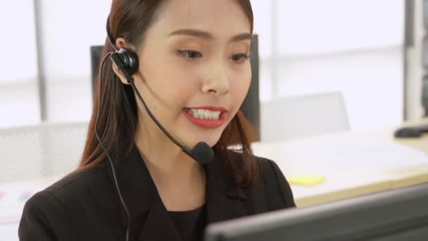 Pebisnis memakai headset bekerja di kantor — Stok Video