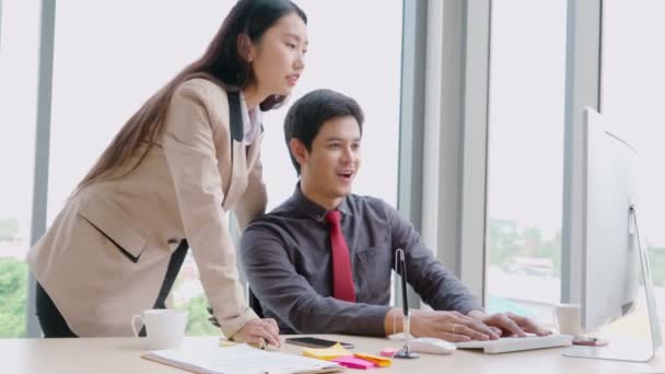 Podnikatelé potřesení rukou s přítelem v kanceláři — Stock video