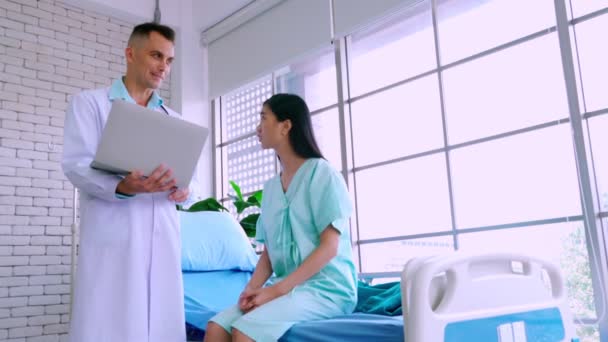 Médico en uniforme profesional examinando al paciente en el hospital — Vídeo de stock