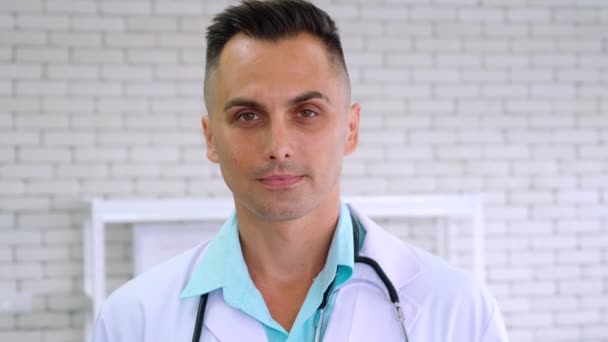 Doctor în uniformă profesională care lucrează la spital — Videoclip de stoc