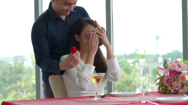 Heureux couple romantique déjeuner au restaurant — Video