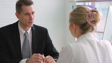 Yöneticiyle iş görüşmesinde iş arayan