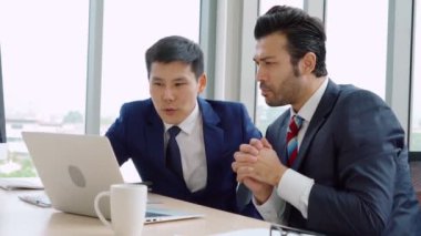 İki iş adamı ofiste proje stratejisi hakkında konuşuyor