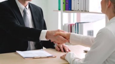 Yöneticiyle iş görüşmesinde iş arayan